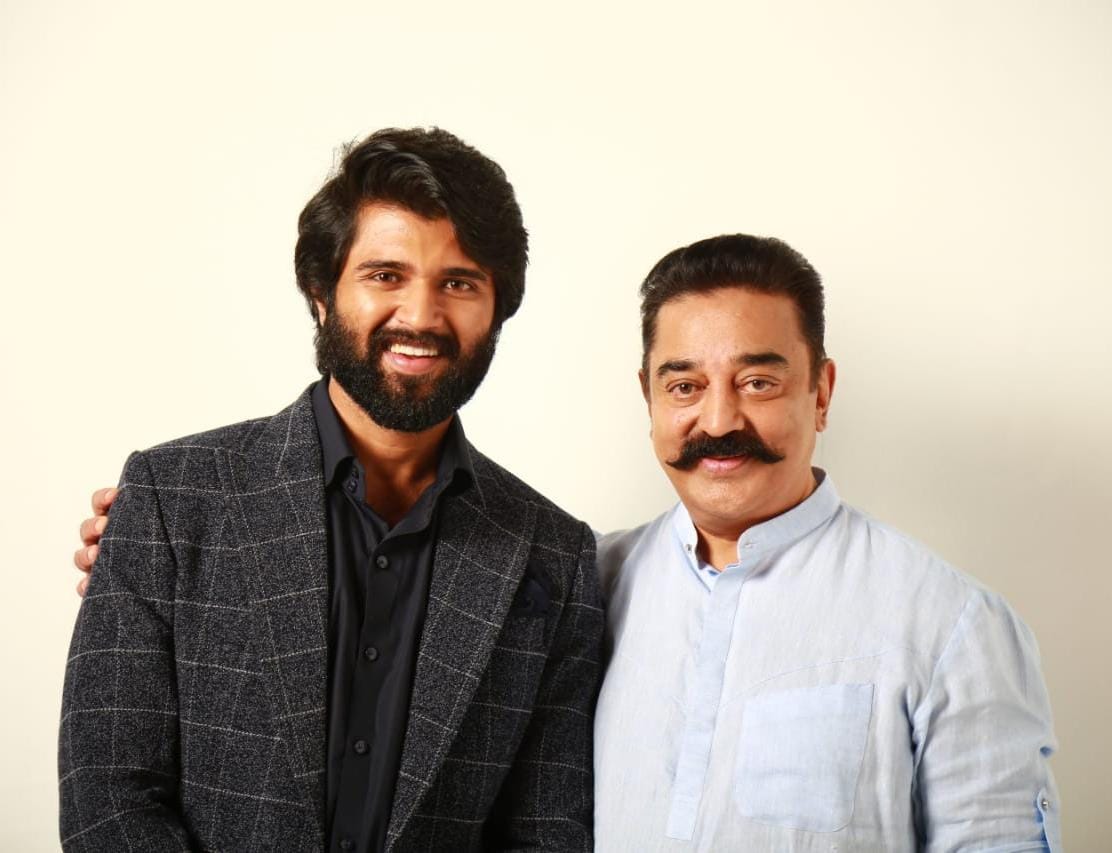 kollywoodtimes's tweet photo. #VijayDeverakonda With #KamalHaasan In #Biggbosstamil2
#NOTAPressMeet @TheDeverakonda @ikamalhaasan @StudioGreen2 https://t.co/AeAKtRlhmN