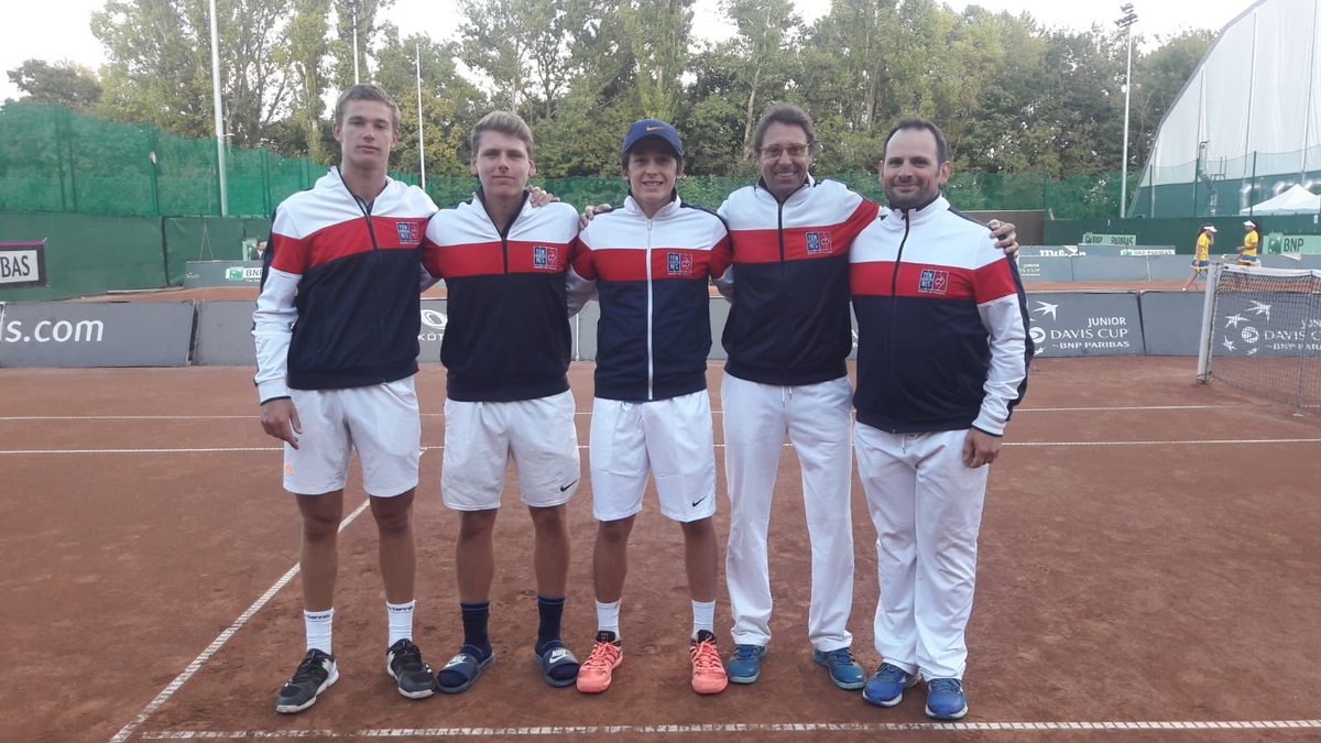 FFTennis's tweet photo. Qualifiée pour la finale de la #JuniorDavisCup après sa victoire 3-0 contre l’Argentine, l’équipe de France des 16&amp;U affrontera l’Espagne dimanche à 10h30. #TousEnBleu #TeamFranceTennis (@martin_breysach, Lilian Marmousez, @HaroldMayot1, Bruce Liaud (cap.), Willy Vallée (kiné)) https://t.co/lCHcwEXdFA