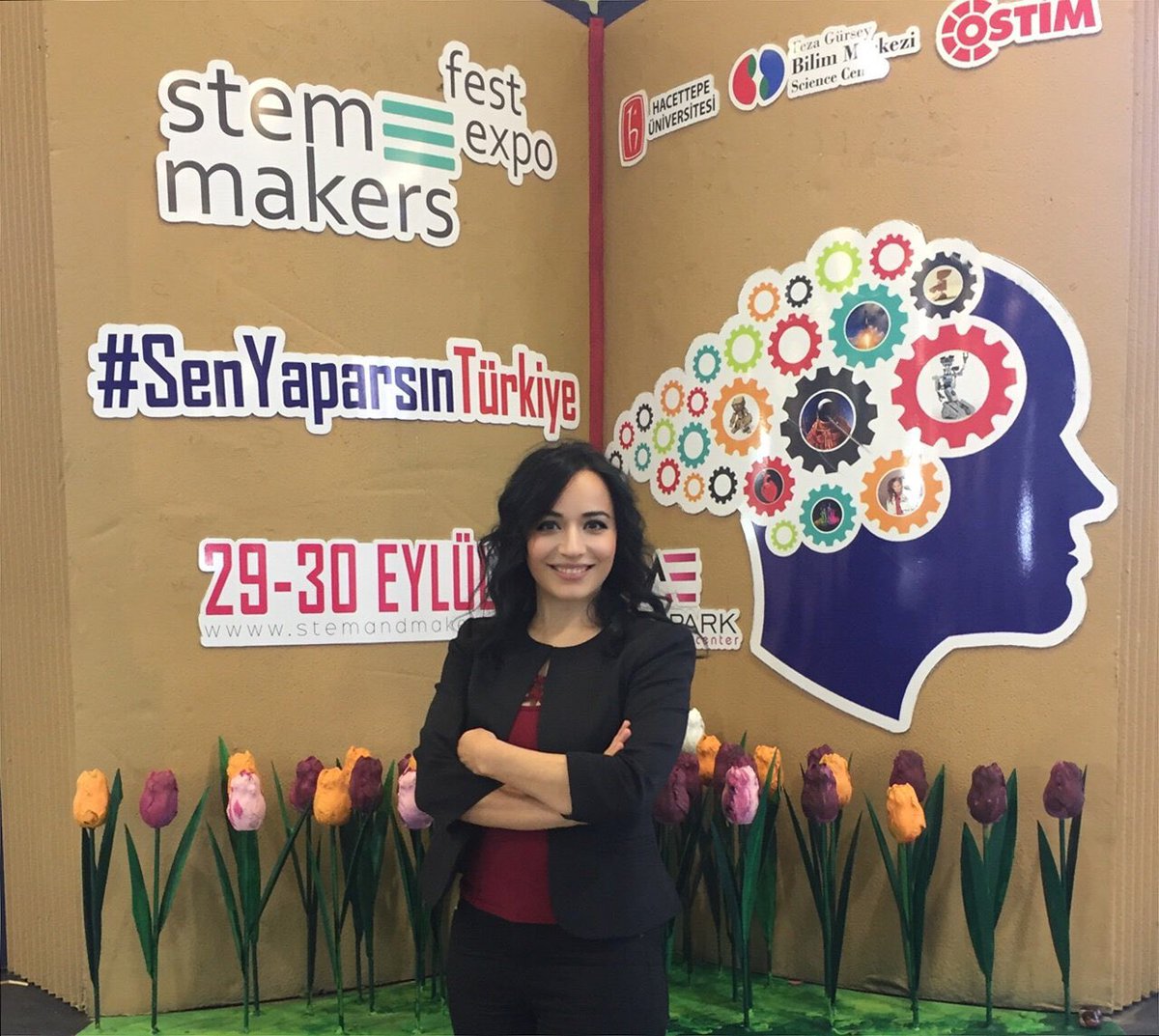 fesraoz's tweet photo. Bilim severlerle bir araya geldik. #stemmakerfest çok renkliydi. “Sağlık İletişiminde Hikayeleştirmenin Gücü: @dedektifduru” başlıklı konuşmamı yaptım. İşimi ve alanımı çok sevdiğimi yine anladım. 😊👍🏻 https://t.co/WKkzSNOcfL