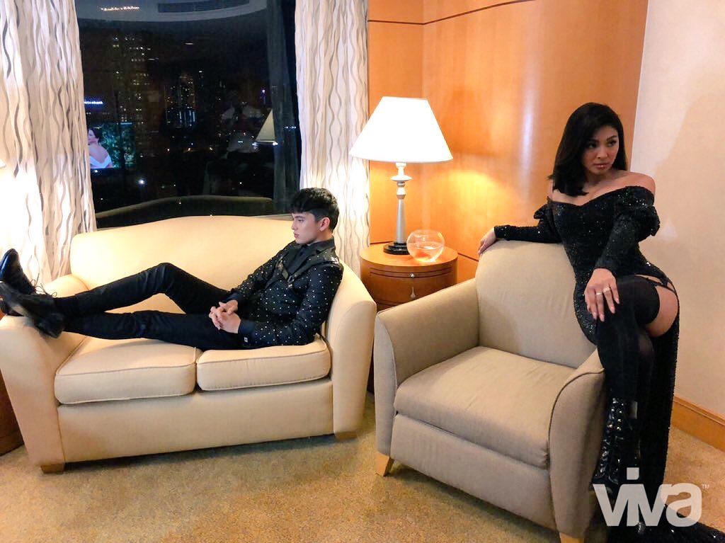 Pati pose... Who else thinks of this??? JaDine. ONLY. #JaDineAtTheREIDCarpet