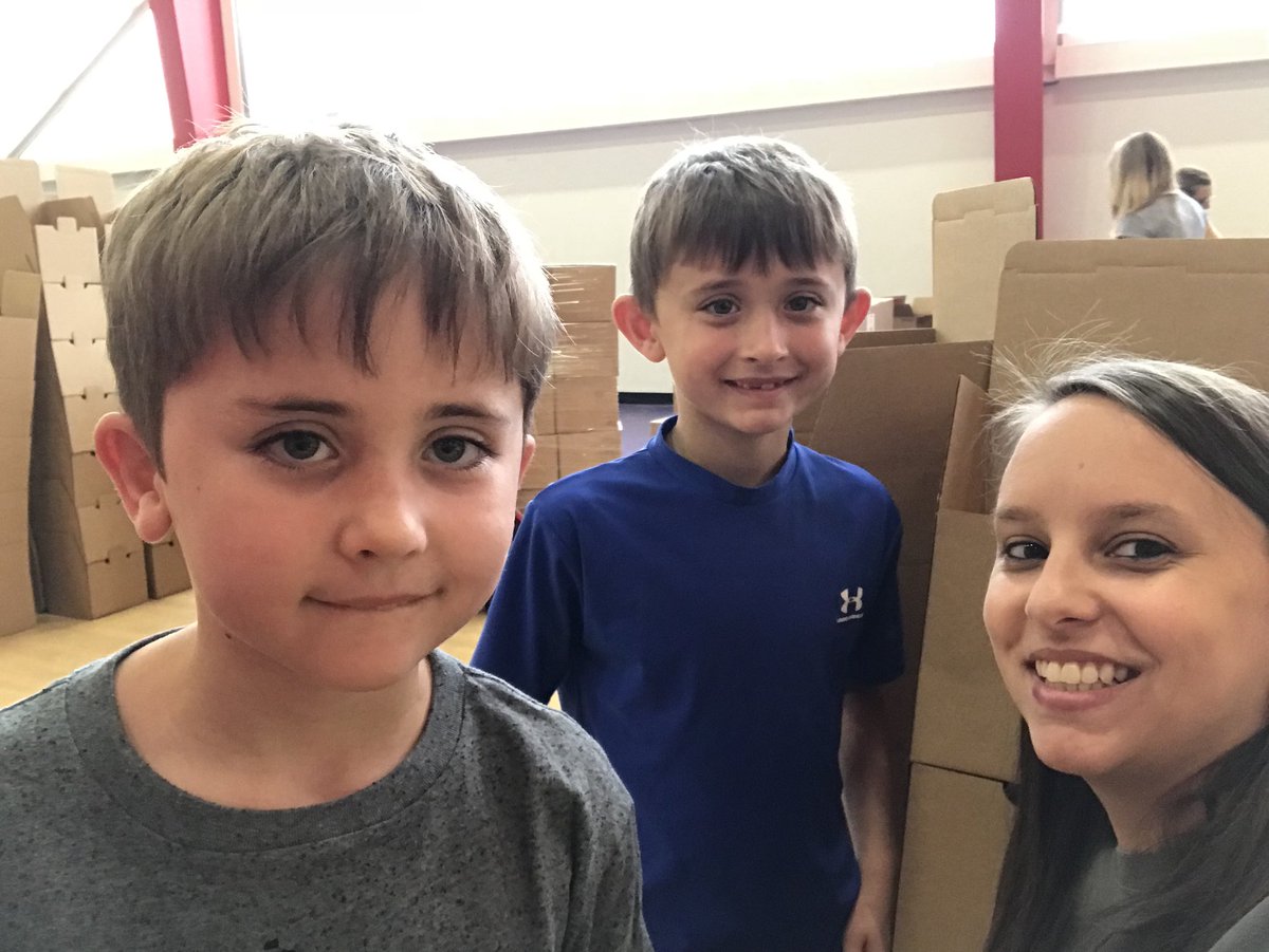 teamgraham211's tweet photo. Castle Hayne students serving our community! #CapeFearStrong #3rdgrade #NHCSChat #cheshc @sjhighsmith @CastleHayneES https://t.co/QINUUV4ajg