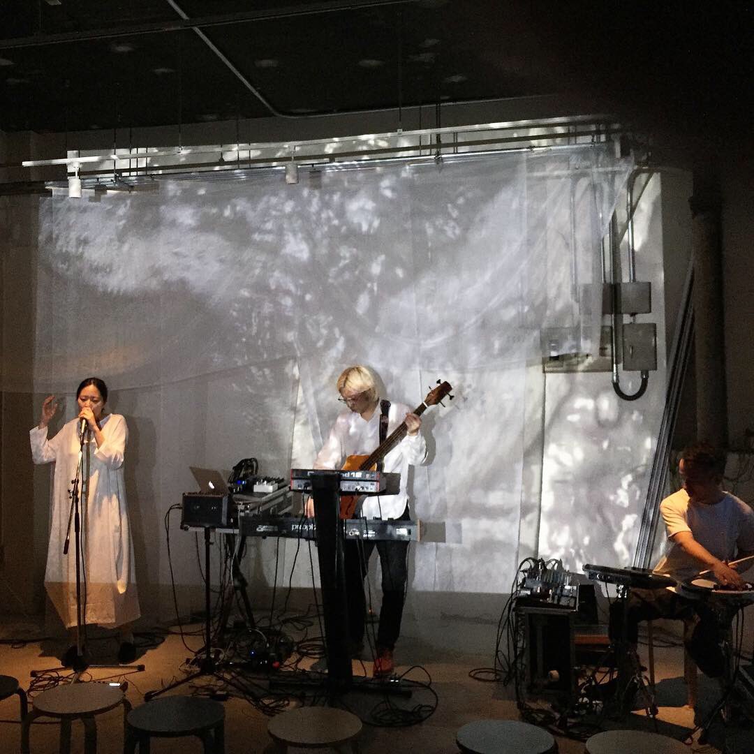 mizuiro_design's tweet photo. 本日の「音と水」@gift_lab(清澄白河)無事に終了しました。雨にも関わらず沢山の方にお越し頂き、ありがとうました！
帰りには雨も上がっていたので無事にみなさん帰れているかなぁ。
.
またの機会にお会いできるのを楽しみにしてます。
.
#giftlab #音と水 #清澄白河 https://t.co/mrtnKQuXIT