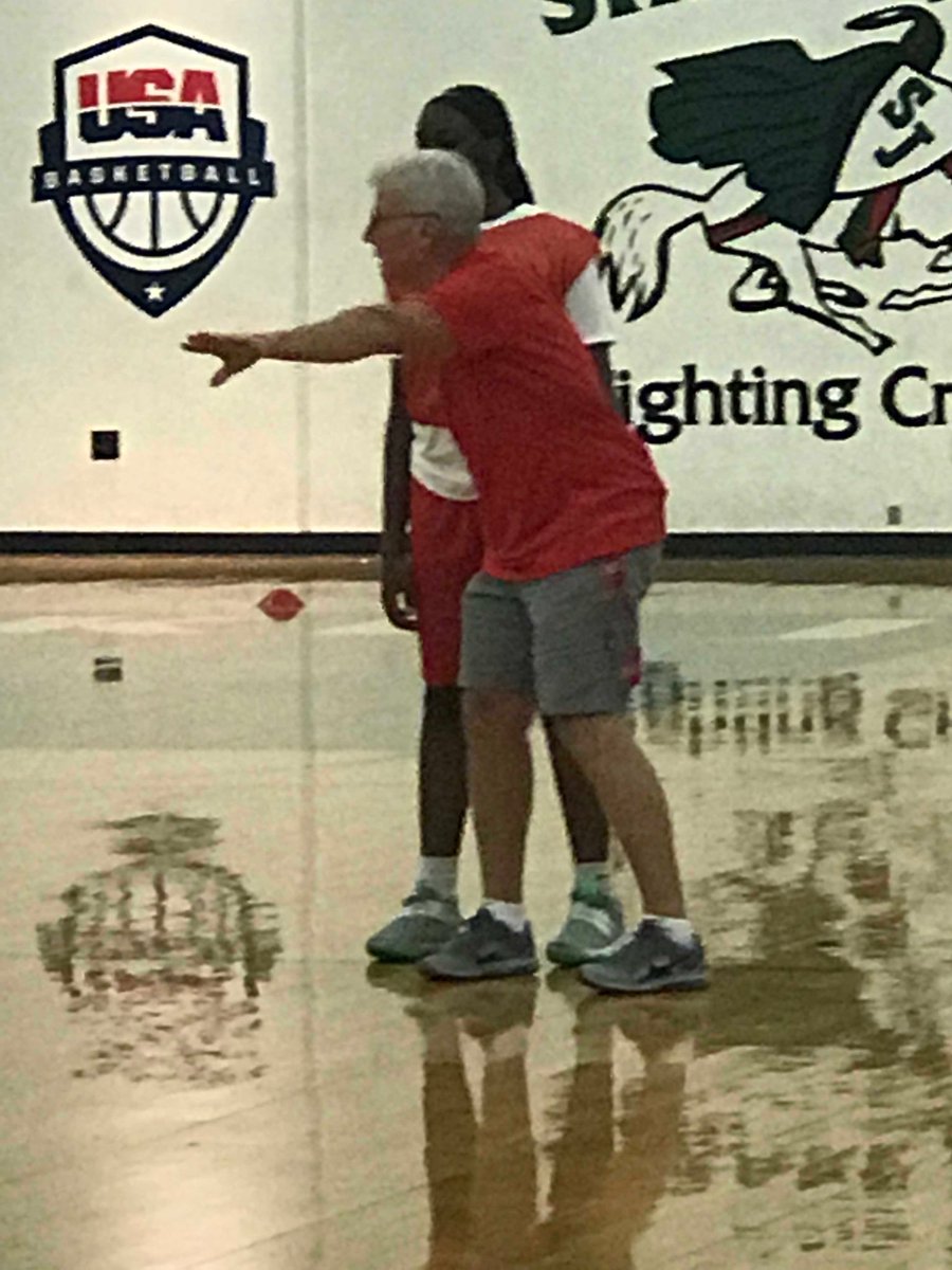 dshow23's tweet photo. Outstanding session by Chicago Bulls scout and 30 year college coach Dave Bollwinkel at USA Basketball Academy in Houston on guard play! Snow Valley Camp coach! @usabasketball @USABYouth @SnowValleyCamps https://t.co/mbOVZBnEsv