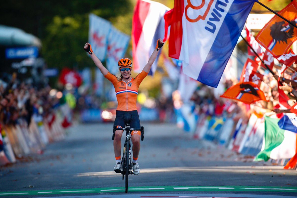 teamsdworx's tweet photo. 🇦🇹 #InnsbruckTirol2018

“Ik kwam al vroeg alleen en dan moet je gewoon focussen op eten en drinken, en indelen.” - @AnnavdBreggen 

Veertig kilometer reed ze in haar eentje. En aan het eind werd ze WERELDKAMPIOEN!! 🌈

🇳🇱: https://t.co/2RlBXwylze https://t.co/NV5q9edPjq