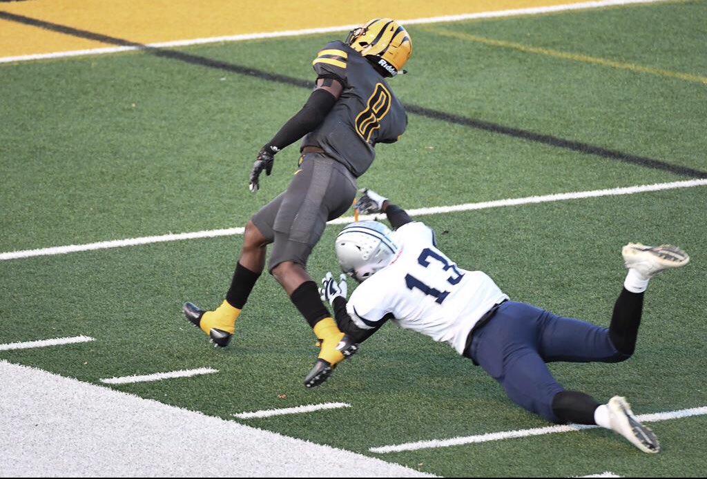 MacStephens's tweet photo. @RobertMorgan_1 week in and week out is always one of the best players on the field! #playmaker HEIGHTS FOOTBALL! https://t.co/bupxGH8Dde