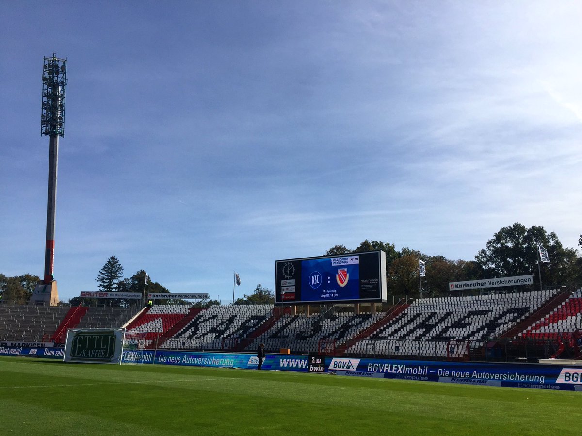 StephanieBaczyk's tweet photo. Ein bisschen Fußballromantik für alle.
#KSCFCE #Feierabend https://t.co/2XADnMPJ4T