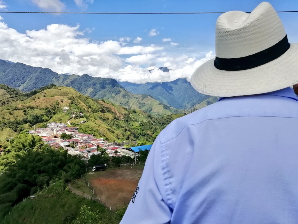 En #UnViajeAPie por los paisajes de la paz 🏳️  recorremos #Arboleda #Pensilvania. Transitamos por caminos distintos llenos de esperanza y progreso.
Hay un guerra que no hay que olvidar pero que debemos recordar para que no se repita. 

"Upa Pa' Arboleda"