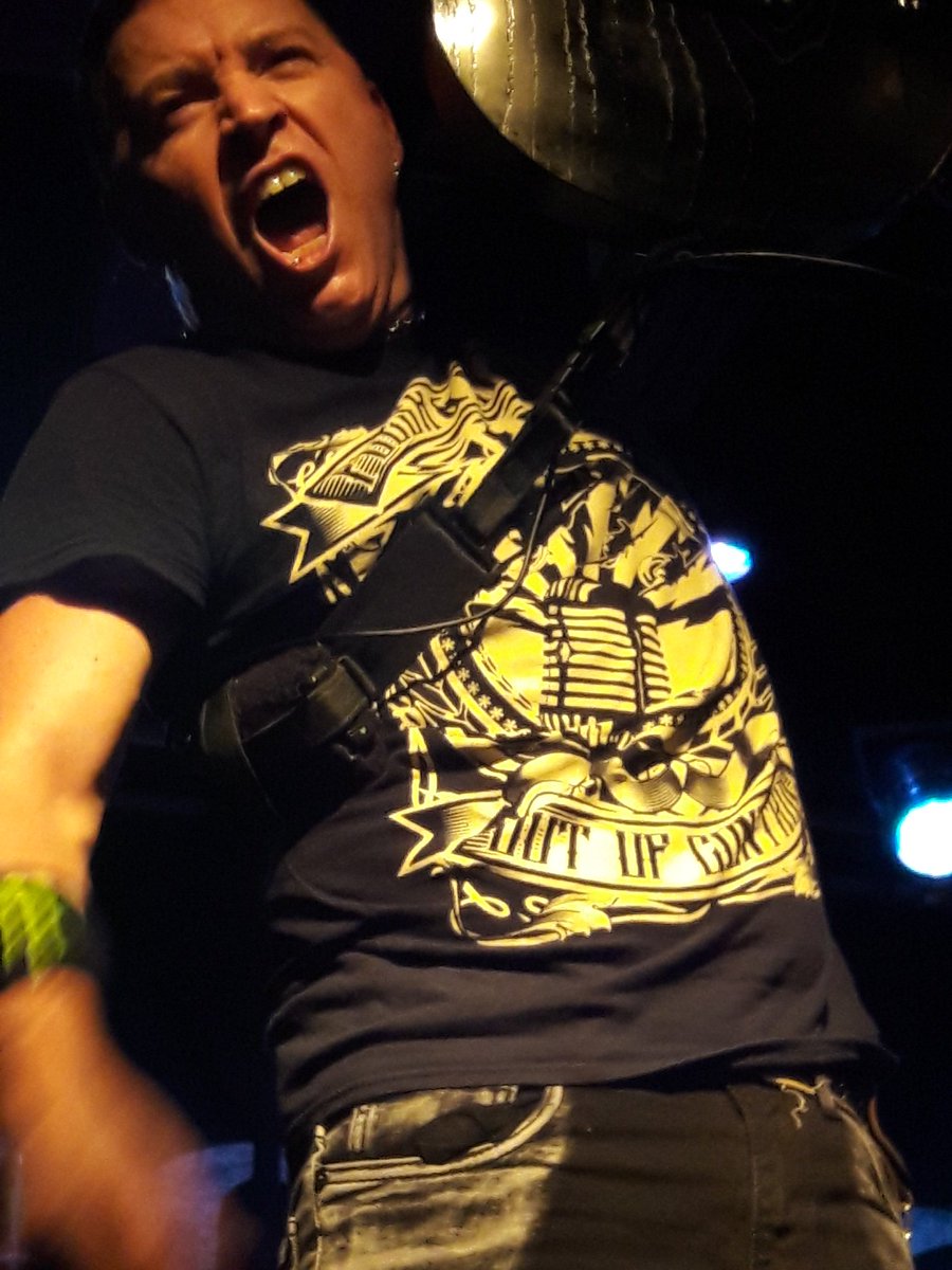 Wiljack86's tweet photo. @FOZZYROCK was absolutely amazing last night!!!!! So much fun and so much energy!!!!! Thank you guys for a killer show @IAmJericho @thedukeofmetal @Frankplaysdrums #BillyGrey #RandyDrake https://t.co/6MIyaxeEod
