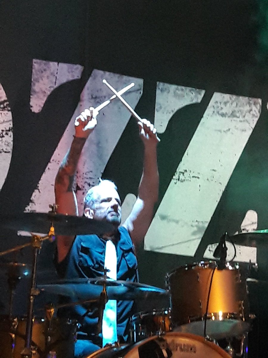 Wiljack86's tweet photo. @FOZZYROCK was absolutely amazing last night!!!!! So much fun and so much energy!!!!! Thank you guys for a killer show @IAmJericho @thedukeofmetal @Frankplaysdrums #BillyGrey #RandyDrake https://t.co/6MIyaxeEod