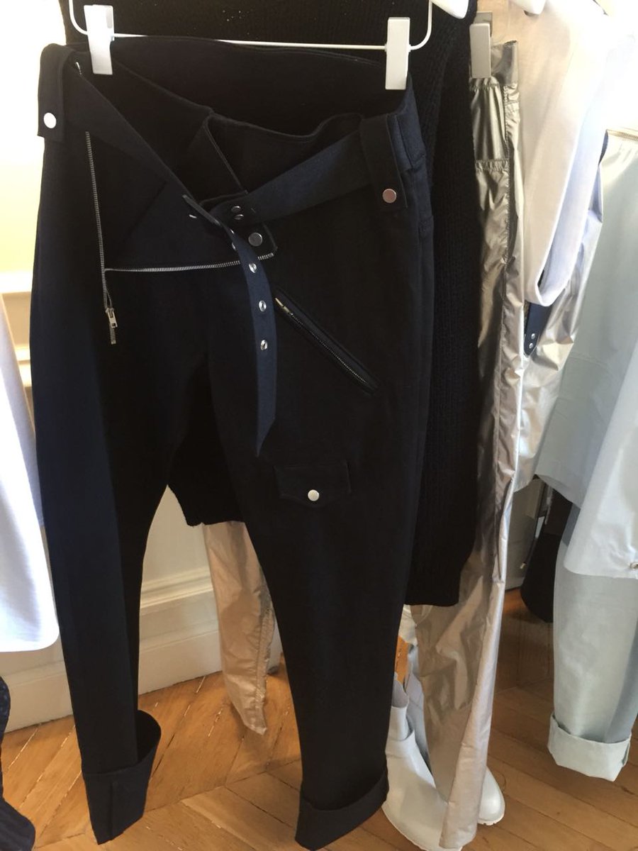 PatriciaCarta's tweet photo. DIRETO DE PARIS - Zilver, a nova marca de Pedro Lourenço, é toda sustentável. Seja no tricô, com a origem controlada da ovelha, ou no jeans reciclado, pós-industrial. https://t.co/546y8y03Zy