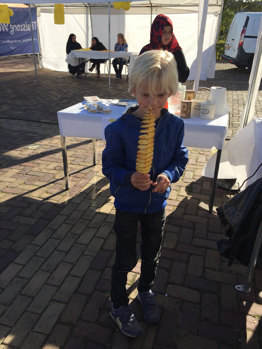 sluiterjos's tweet photo. Samen met enkele kleinzoons de #oosterse bazaar in #ulft bezocht. Heerlijk zelfgemaakte chips en zoete lekkernijen geproefd @Gem_OIJ https://t.co/jCv0WQGgR9