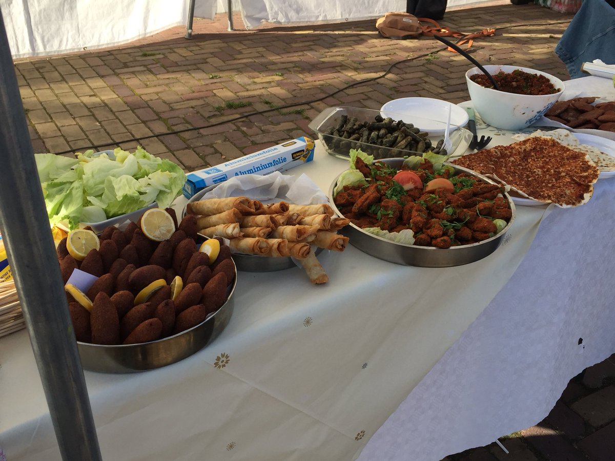 sluiterjos's tweet photo. Samen met enkele kleinzoons de #oosterse bazaar in #ulft bezocht. Heerlijk zelfgemaakte chips en zoete lekkernijen geproefd @Gem_OIJ https://t.co/jCv0WQGgR9