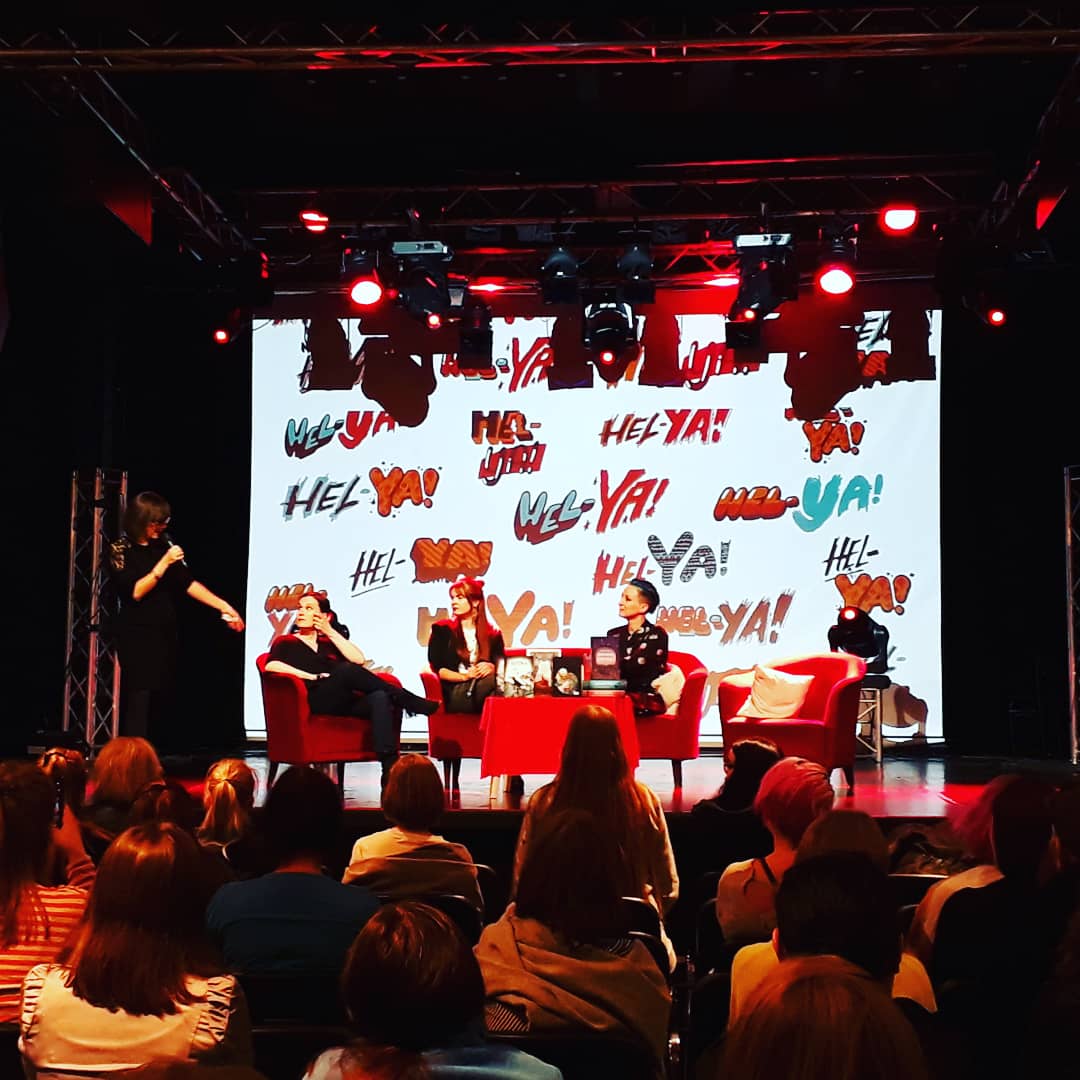 LottaLuukila's tweet photo. Ihana, virkistävä @helyafest oli tänään täynnä kiinnostavaa ohjelmaa ja ennen kaikkea rakkautta lukemiseen ja YA-kirjallisuuteen 🤓📚😍 #helyafest #yalit #koskamäluen https://t.co/CiQv2ldWek