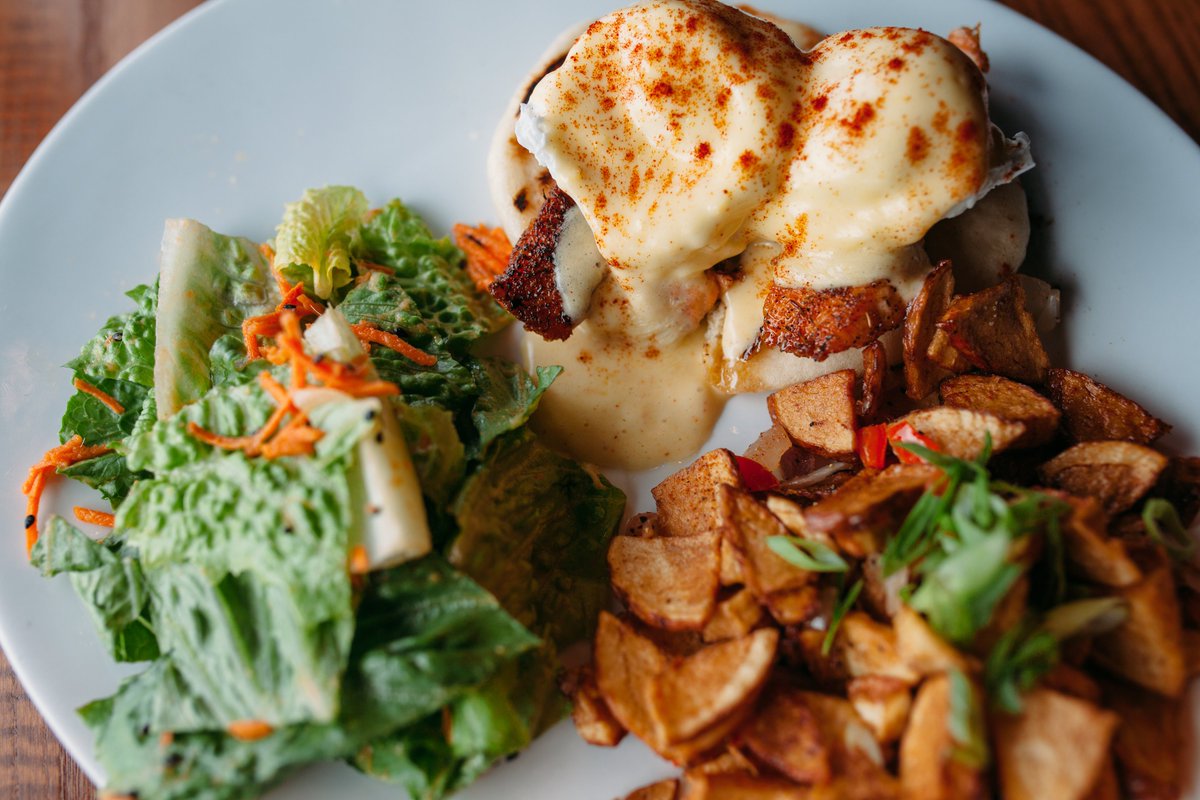 YokoChisholm's tweet photo. IT'S BRUNCH TIME! 🍳 
Join us every Saturday &amp; Sunday from 11am - 3pm to catch us slingin' delicious entrees like our eggs benedict, french toast buns, breakfast burrito, and much more! 😋 https://t.co/tzV2RQLPwT