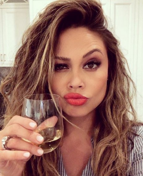 BuzyBeeWine's tweet photo. Why hello there, weekend! 🍷 (📷 : @vanessalachey via IG)
#Weekend
#cheers
#buzybeewine https://t.co/9C2fRM1rUJ