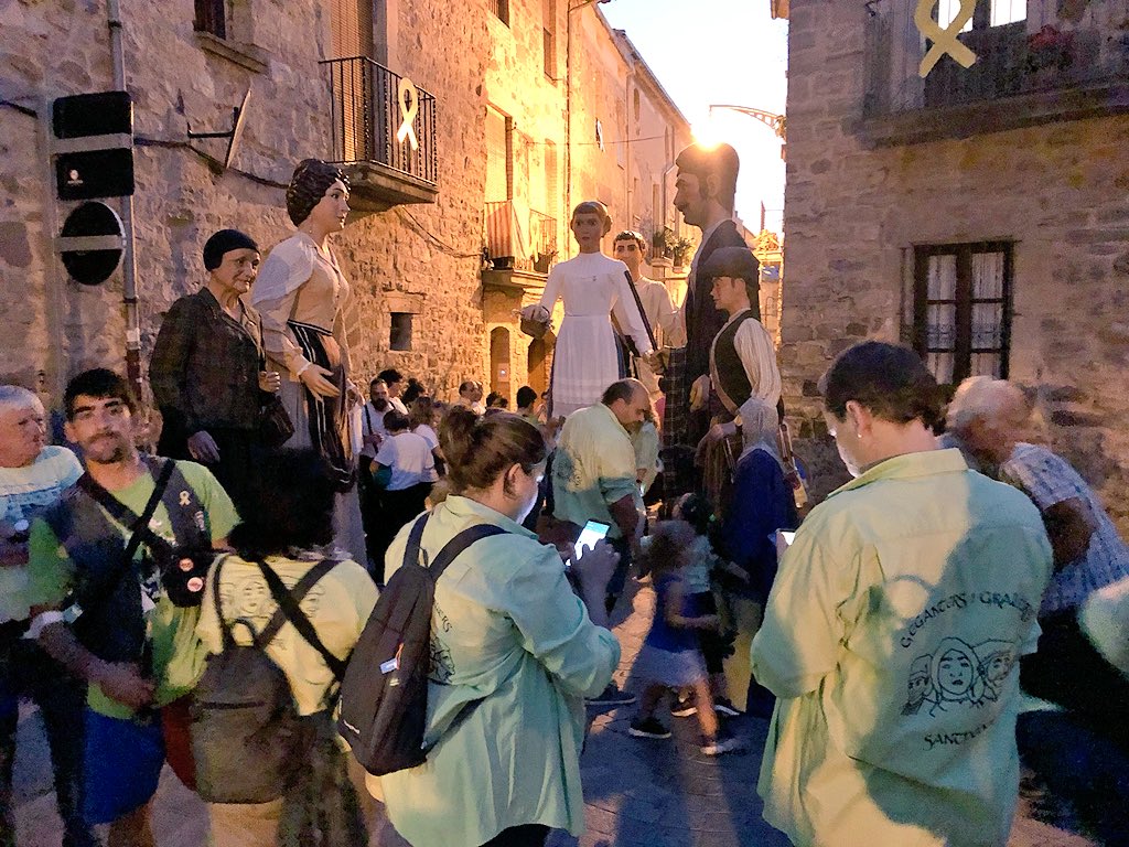 ajsantpedor's tweet photo. Trobada de colles geganteres per la fira ... entrada de gegants a la plaça Gran #FSM2018 #Santpedor https://t.co/GiSPqMZlRp