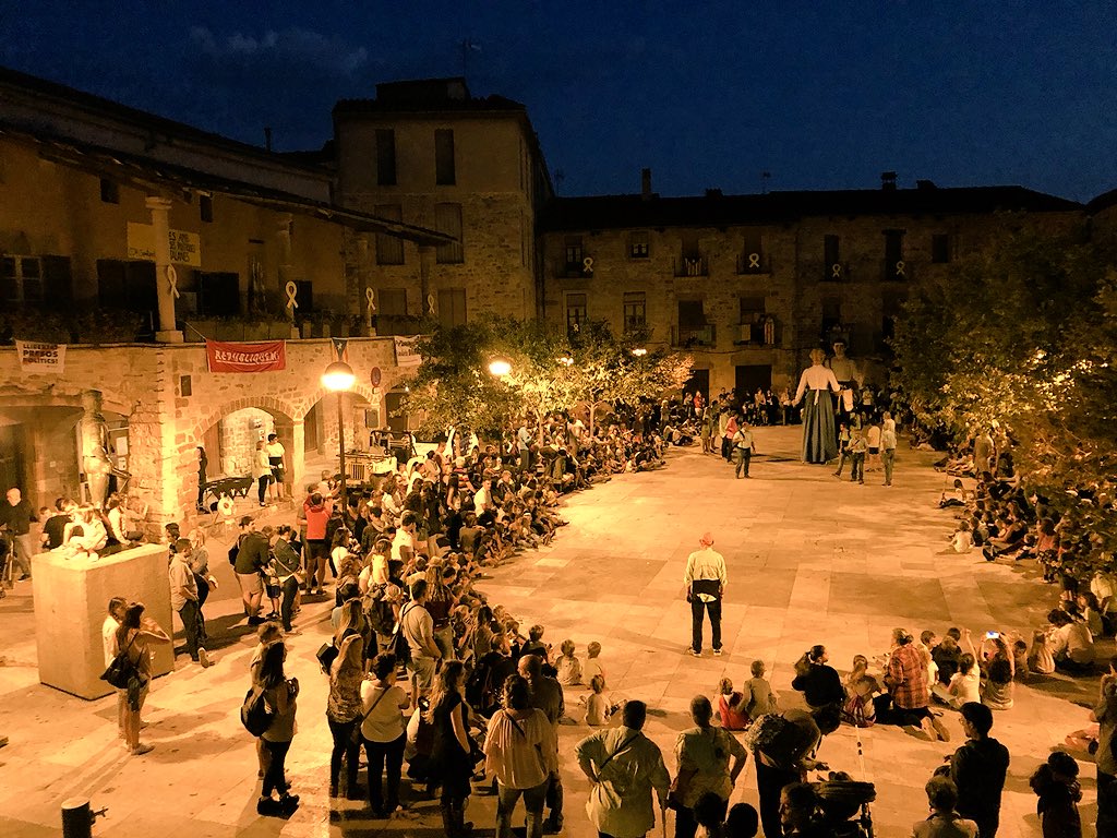 ajsantpedor's tweet photo. Trobada de colles geganteres per la fira ... entrada de gegants a la plaça Gran #FSM2018 #Santpedor https://t.co/GiSPqMZlRp