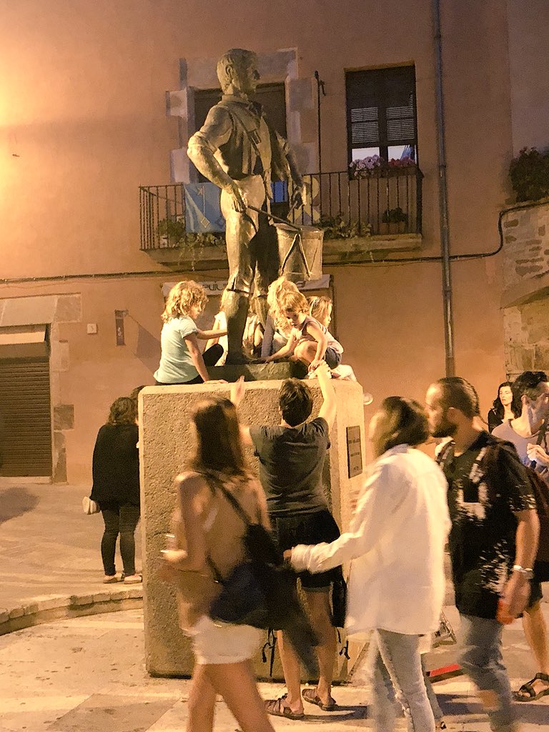 ajsantpedor's tweet photo. Trobada de colles geganteres per la fira ... entrada de gegants a la plaça Gran #FSM2018 #Santpedor https://t.co/GiSPqMZlRp