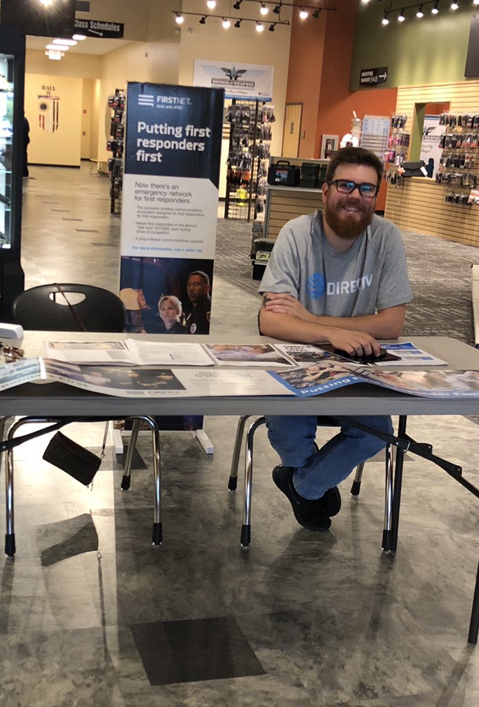 SPolyson1's tweet photo. Virginia Beach Blvd back at @CSAVABeach speaking to our first responders about FirstNet, our priority network service! @santos_imaniATT and Kevin holding it down! #FirstNet #attemployee #mightiest @RGordon_757 @CarolineeeeRose @jd4180 @404girl https://t.co/c3jNnLKoKo