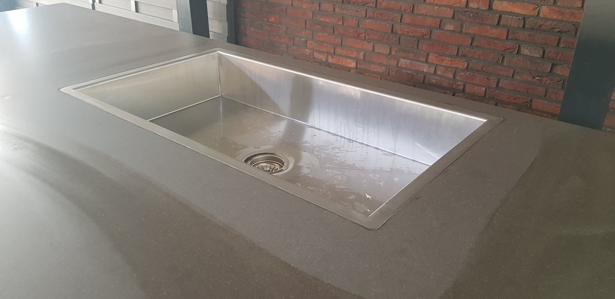 RVS spoelbak geplaatst in het blad van een buitenkeuken. Leuk om de klant te helpen met afronden van zijn project.