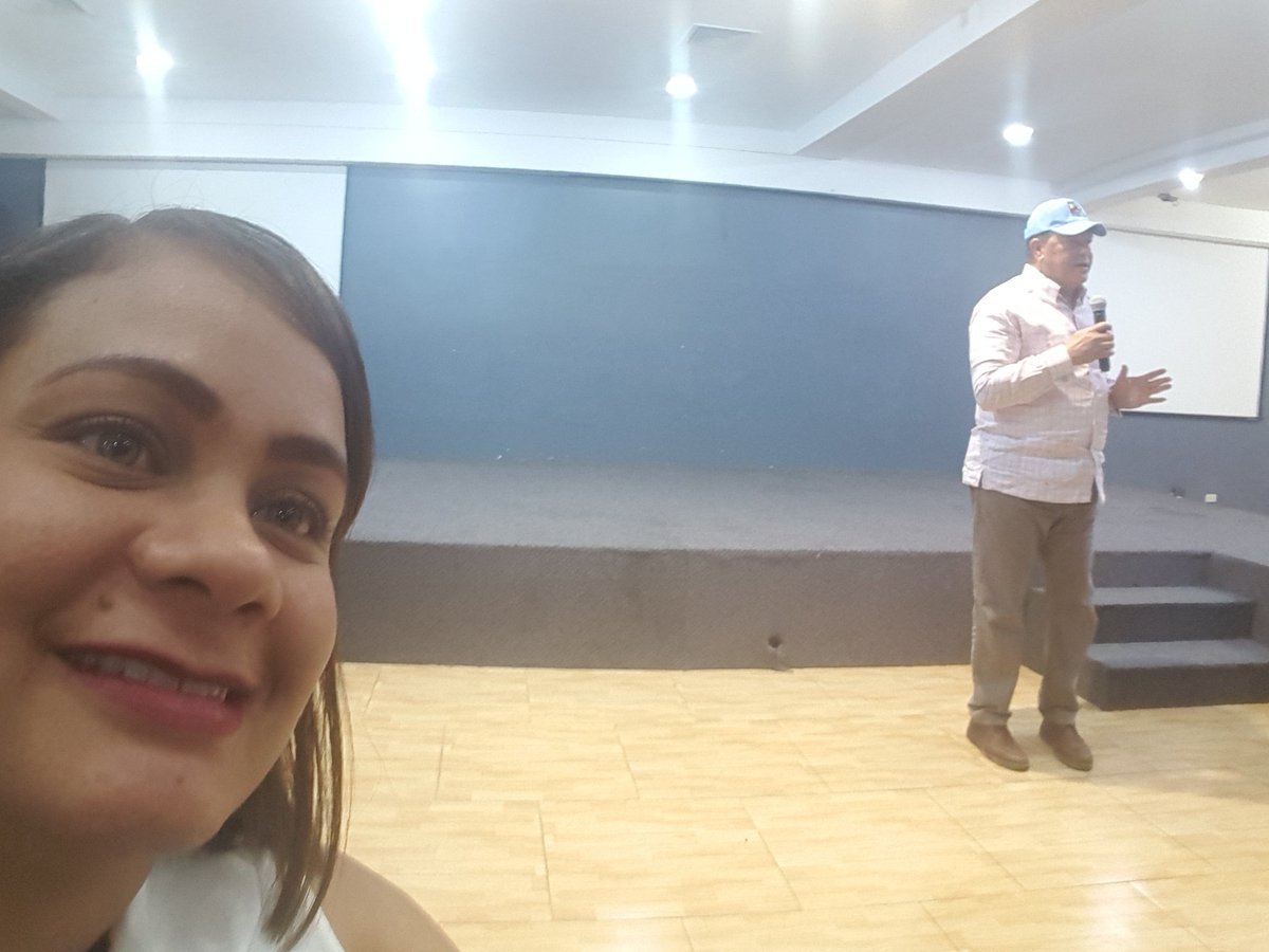 sugeyfermin's tweet photo. Con el Arq @AMontasOficial en el diplomado Neuromarketing político #LiderazgoConVision https://t.co/HoeowvySwZ