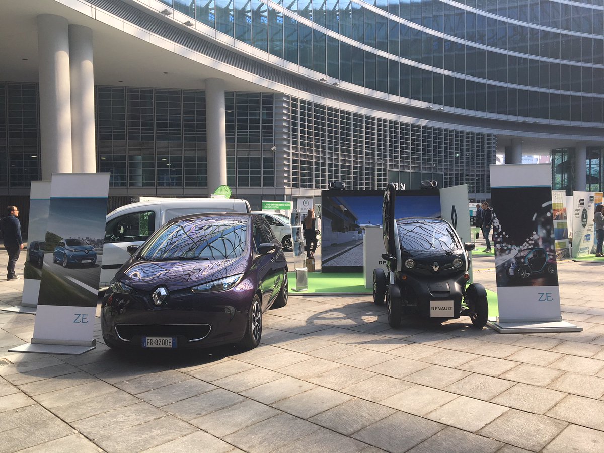 vaielettrico's tweet photo. Circa 10mila visitatori e ora l'idea di farne un evento itinerante: #emob2018 a #Milano , Palazzo Lombarrdia, è stato un successo, la mobilità elettrica piace sempre di più.
https://t.co/mKhq5namJx https://t.co/SoUwzayIQC