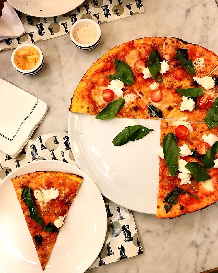 Pizza + Beer = #Saturday night’s best duo😍
.
In the photo - Margherita with Bufala at The Poona Project, Viman Nagar
.
What are you eating tonight? 👀🍕
.
📸 : @milesiigo
.
#pizza #margherita  #thepoonaproject
#thepunefoodie