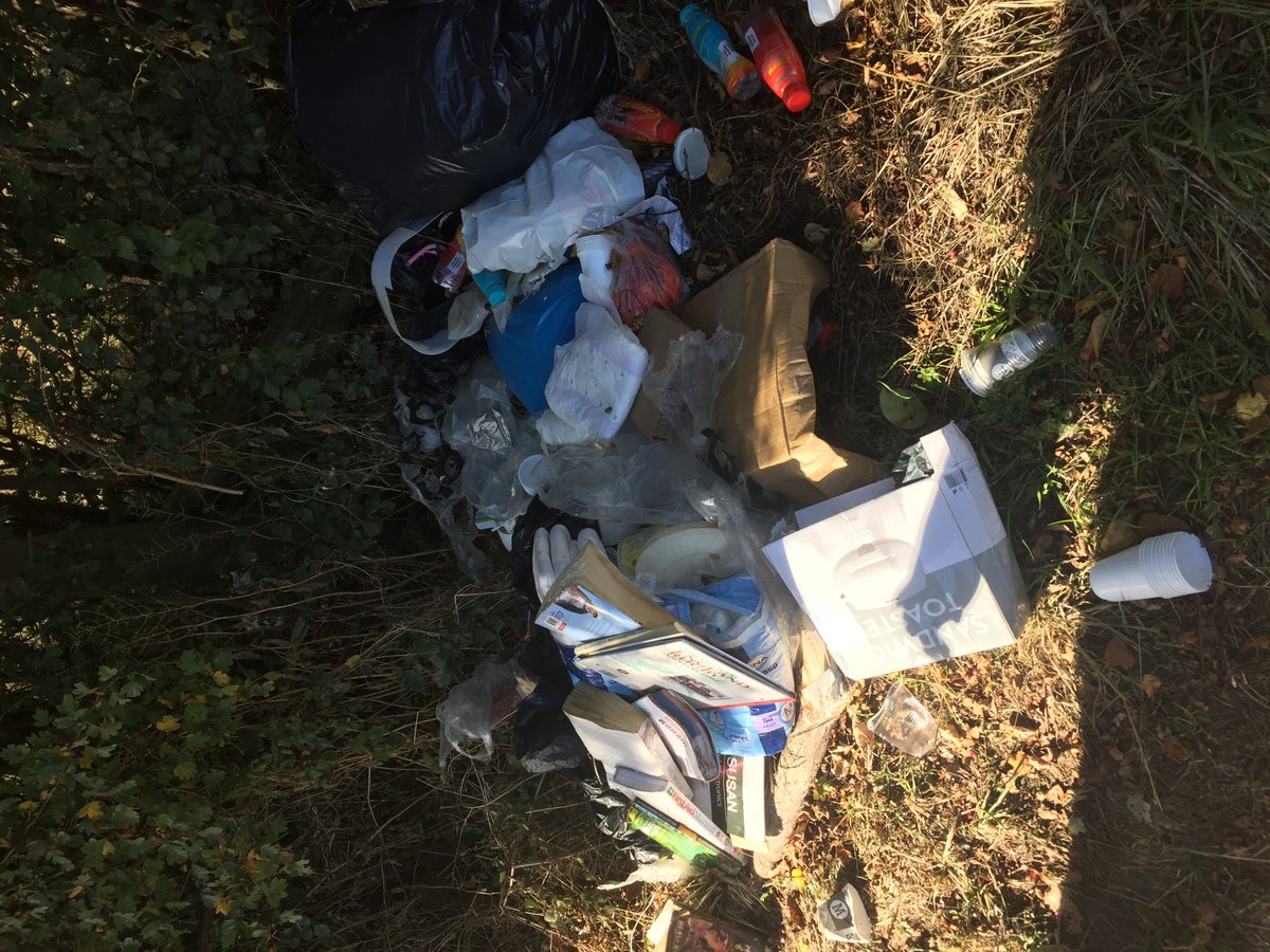 tvp_mk's tweet photo. #C9677 & #C2833 Whilst on patrol in the area around Haversham we found evidence of flytipping, we are working together with @mkcouncil to identify who is responsible, if you find any flytipped material please click the link below. #mkruralnorth #flytipping https://t.co/bzd3koLNRa https://t.co/UNZYneRA6J