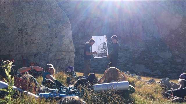 Avant-hier, Lac du Basto, intervention de Maxime sur ses voyages et ses structures mobiles #workshop #HautesEtudes #montagne #esbaangers #architecturemobile #marche