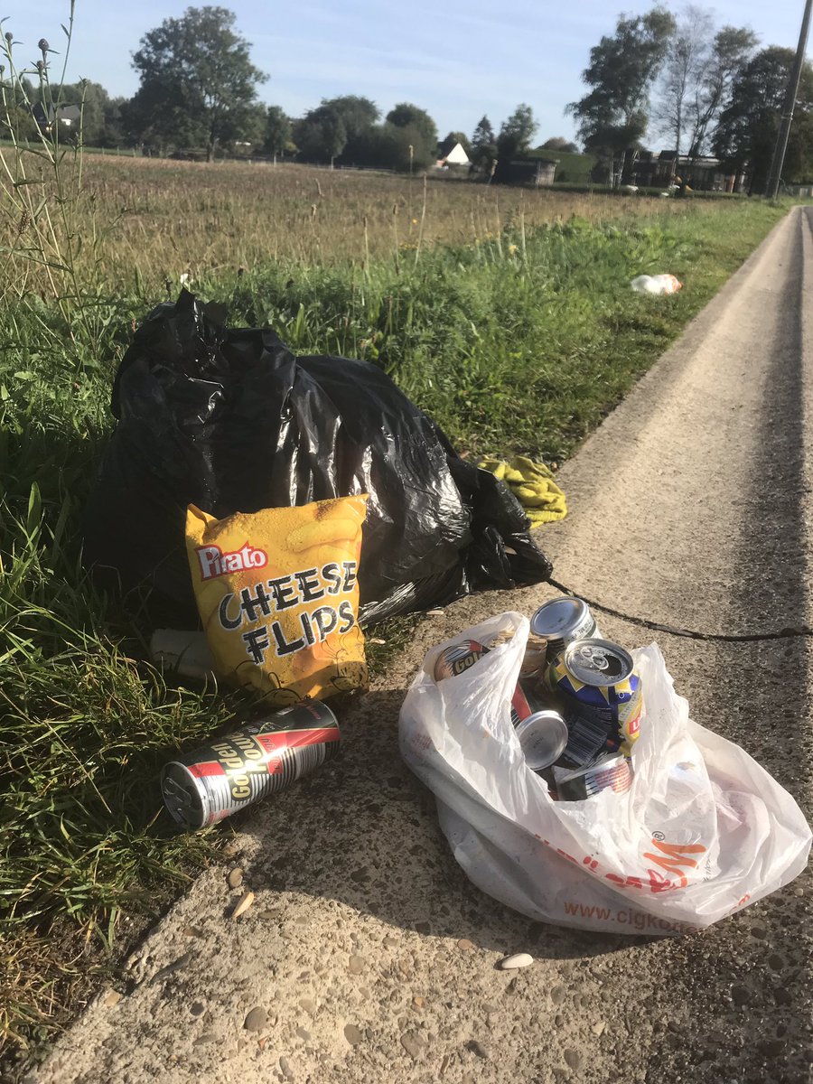 zornikmusic's tweet photo. Aan de hersenloze egotripper die het nodig vond zijn rommel te dumpen aan de overkant van de straat: gezien je grote vet-en suikerinname zou een wandeling of fietstocht naar het containerpark je goed doen. Ondertussen gemeld, ik hoop dat ze je klissen pipo! #DoeJeNiet https://t.co/bk75DHxp3I