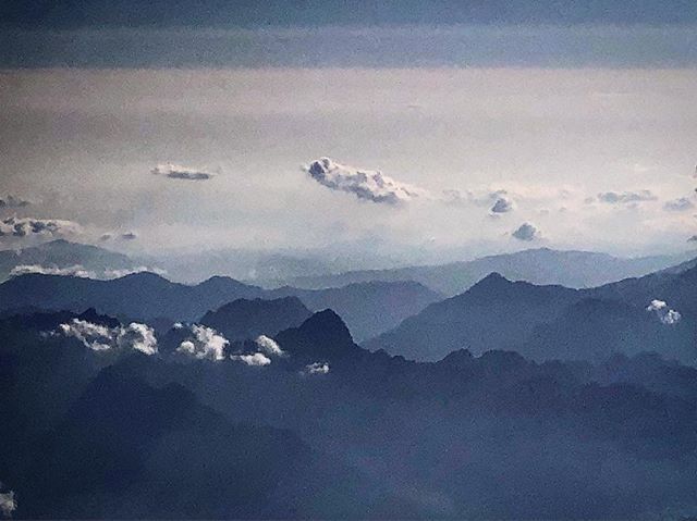 The only thing better than being on the Mountain is flying over it... just a little taster of the adventure to come... ✈️⛰🙌🏼 #mountainaddict