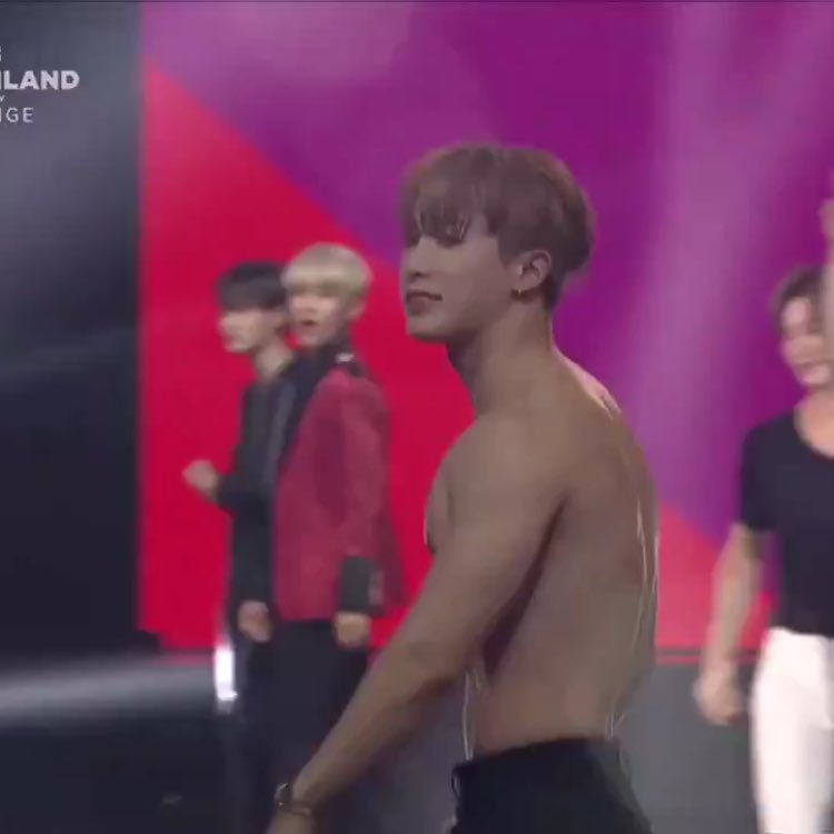xxfaxxng_'s tweet photo. อูจินนนนน หนูตกใจหรอลูกกก5555
#WANNAONE 
#KCON2018THAILAND https://t.co/bnUNLJ64u7
