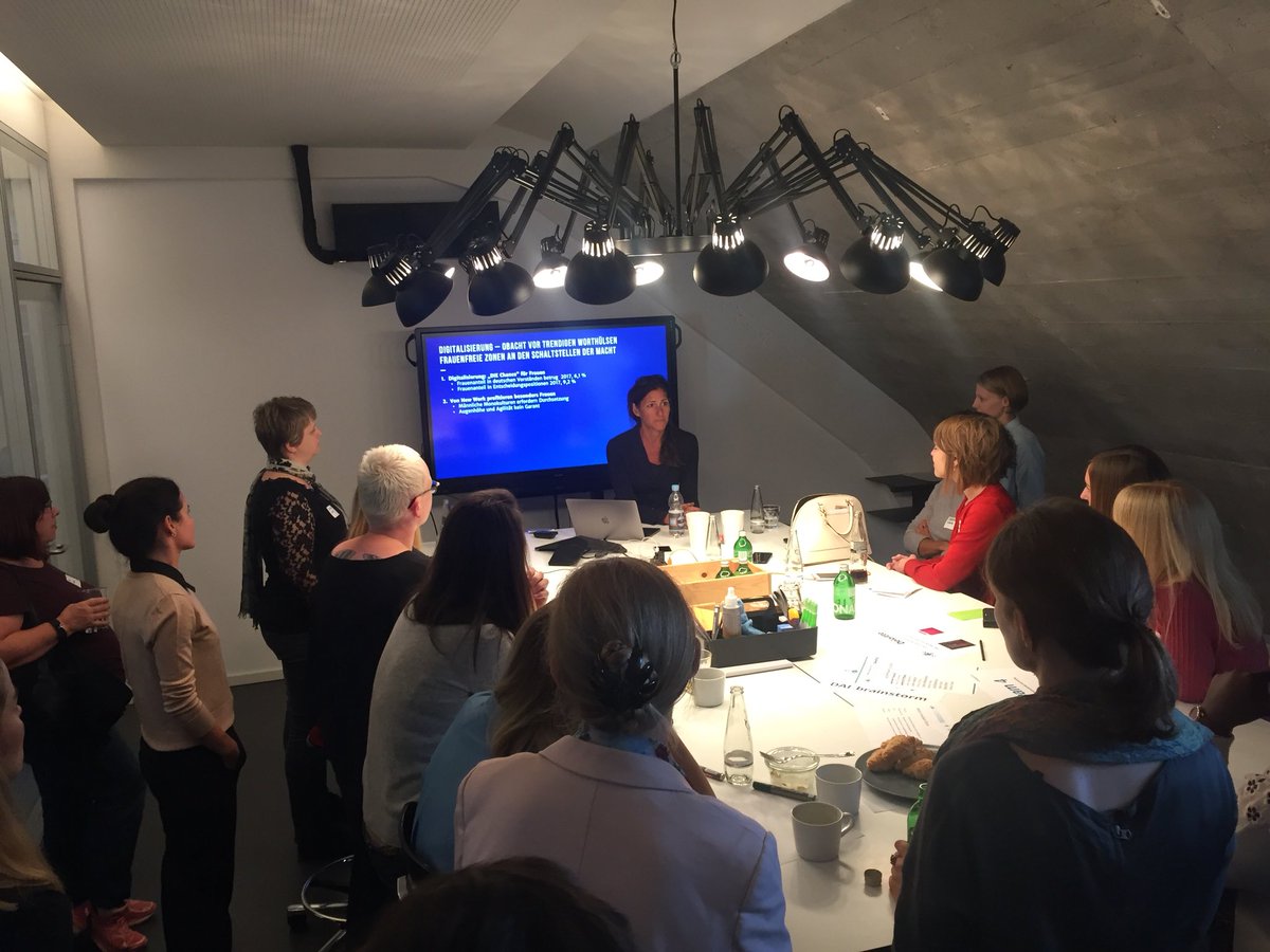 MaikeWiehmeier's tweet image. Bau dir ein top Netzwerk, geh viral (entwickle Themenführerschaft), such dir mächtige Mentoren - BE BOLD! Tolle Karrieretips von @ChrisBoesenberg heute bei #Panda18