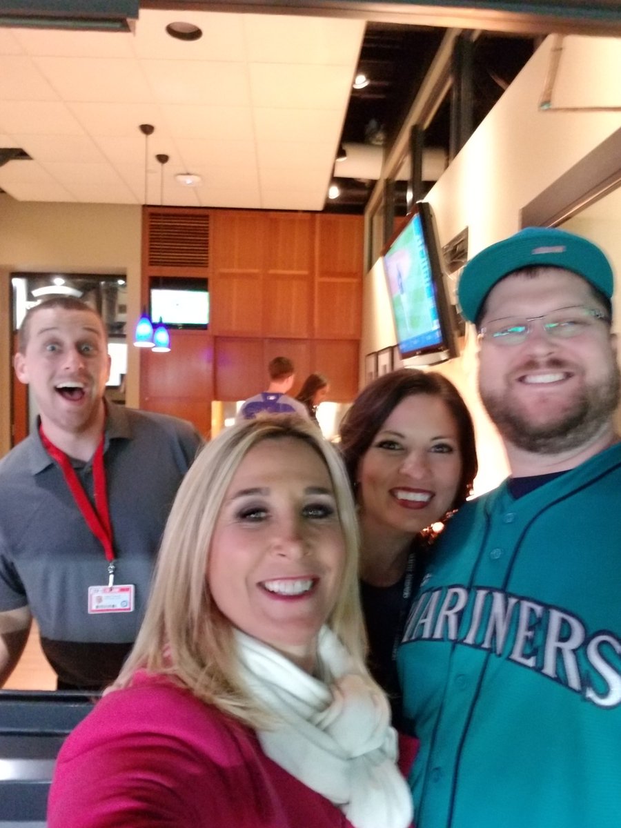 Dwayne_Anliker's tweet photo. Thank you @ROOTSPORTS_NW @AngieMentink @JenTalksSports for being such amazing people. I really enjoyed getting to meet you both during #UltimateFanFest https://t.co/AET14oSR9E