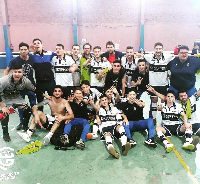 gabylan9's tweet photo. Que lindo ganarle al puntero y sacarle el invicto en su cancha✌metimos un triunfazo anoche demostrando carácter y buen futsal. gracias a todos por el apoyo! ahora a prepararse para la Liga Nacional en pinamar! vamos lobo🐺 #Gimnasia #Lobo #Gabylan #Golcito⚽️ #Triunfo #Vamos💪 https://t.co/wzJHg7Ik0S