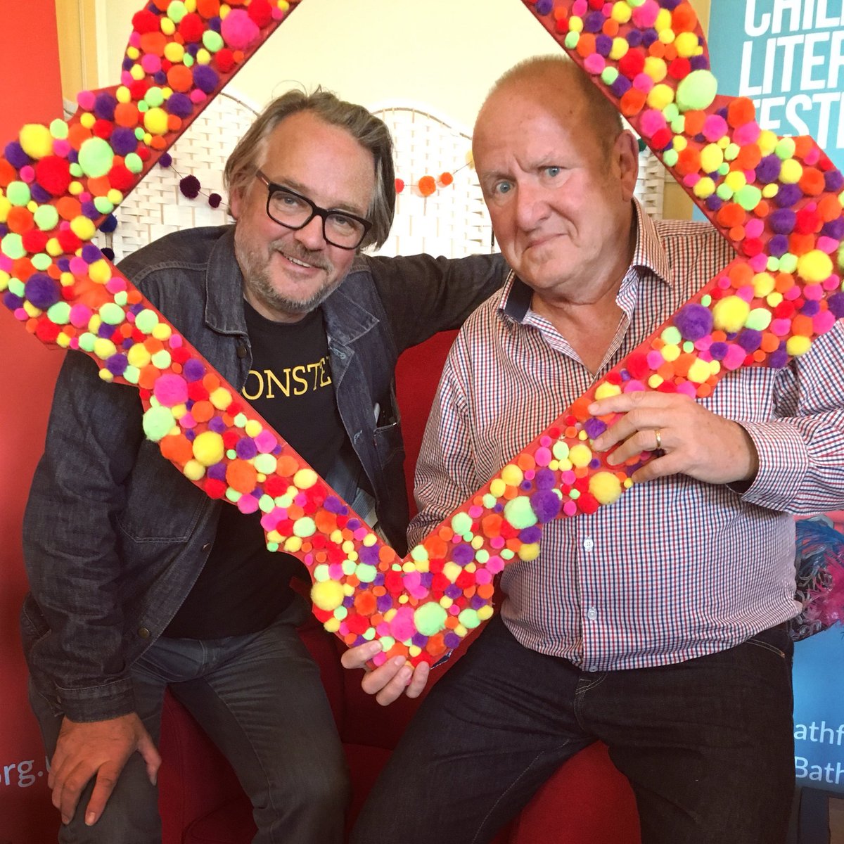 jabberworks's tweet photo. Popped into @Bathfestivals Guildhall and ran into @monstroso &amp; @ian_livingstone of #FightingFantasy, @Hapfairy of #ScarletAndIvy ...and a lot of fancy feathers ✨✨✨ #BathKidsLitFest https://t.co/F7onegxyxH
