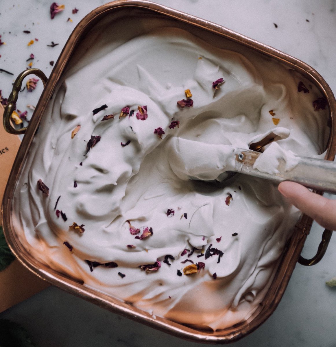 icecreamsb's tweet photo. IceCreamSandwichBar propose maintenant de la glace saveur @FerreroRocherIT !!! #delicious https://t.co/3Bb2rgOxtX