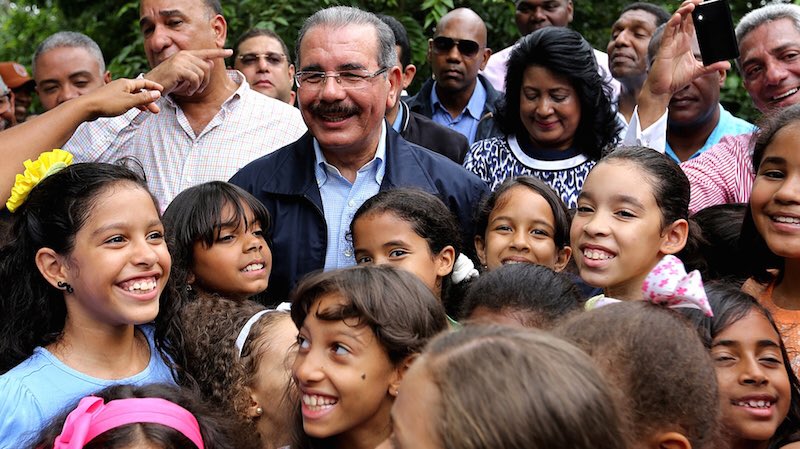 Henry_hps's tweet photo. El presidente @DaniloMedina es un líder que ha transformado la forma de hacer política en la República Dominicana, llevando a los campos, pueblos y urbes las oficinas del palacio de la presidencia.

#LiderazgoConVision @BelarminioR https://t.co/S1XRRgCSyO