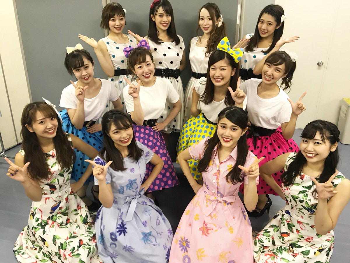 Cheer_Dragons_'s tweet photo. 今年はほんとーーーに天候にやられまくったシーズンで🤣💦今日も結局雨でステージは中止😱

悔しいので(笑)
オールディーズバンドさんとのコラボで準備してた衣装着ちゃいました😍こんな感じで着るつもりだったんですよぉ〜💓 https://t.co/JKeW8X2llb