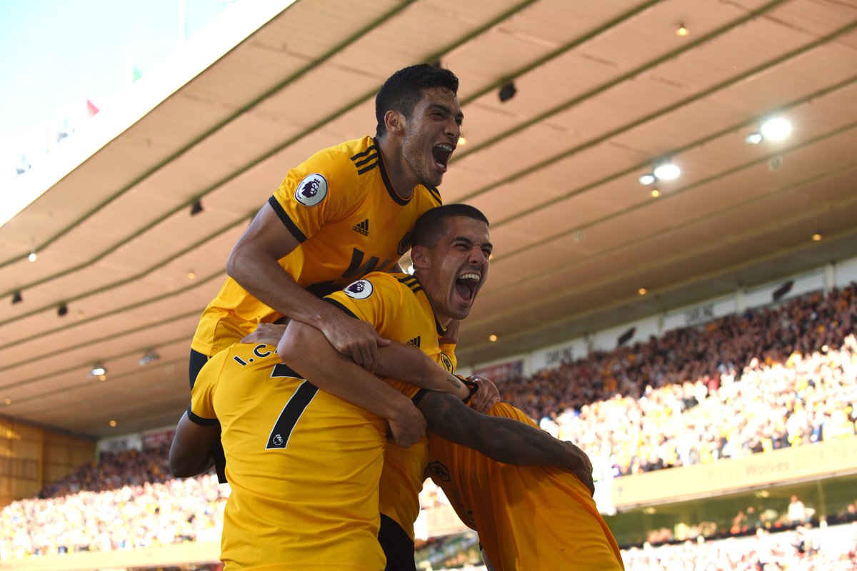 Raúl Jiménez festeja el gol de Cavaleiro