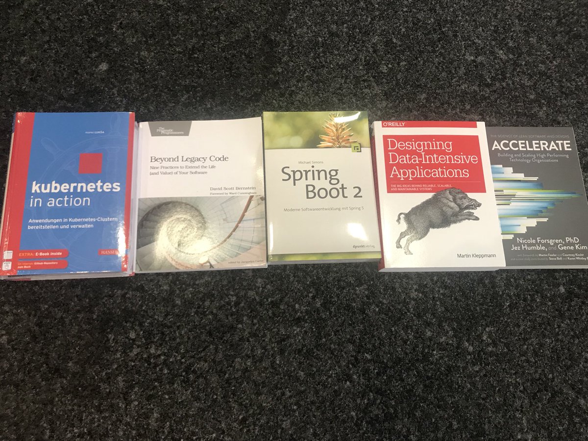 SoCraTesFranken's tweet photo. Bücher gabs für die jüngste Erstmals-ein-Barcamp-Besucherin, die weiteste Anreise, wer am nächsten am 24.12. und am 1.4. Geburtstag hat. Dankeschön @codecentric auch für den Obstkorb. #scdf18 https://t.co/d9YiMHCN9P