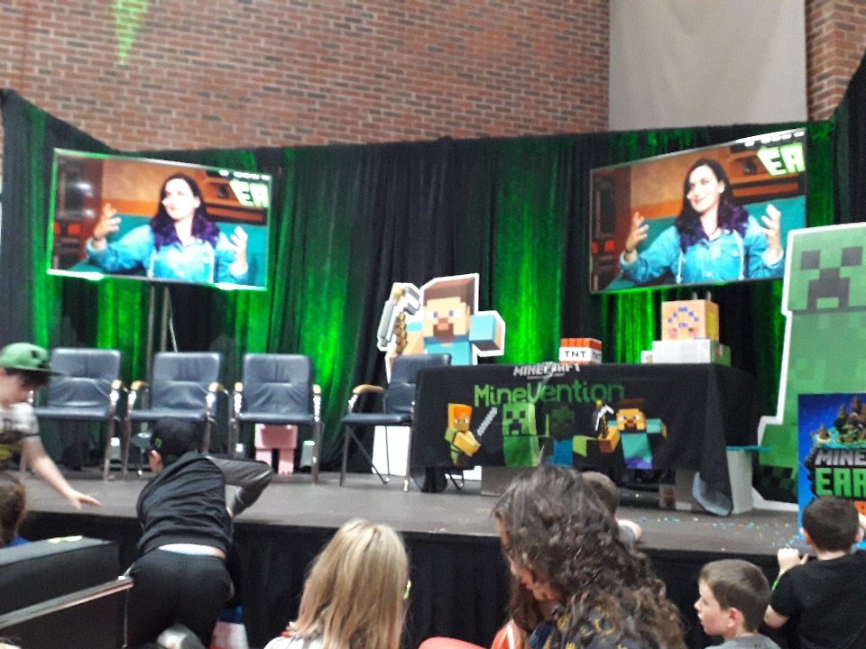 Yaketyyakyak1's tweet photo. @Minecraft @itsJuliaHardy #mepcork #MINECON #MineconEarth2018 @CIT_ie https://t.co/ZFZlm3Um4i