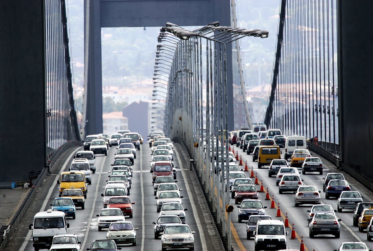 gizlikitaplik's tweet photo. Gelişmiş ülke, fakirlerin bile arabaya bindiği ülke değil, zenginlerin bile otobüse bindiği ülkedir.

Gustave Petro https://t.co/RdIa9TFuNH