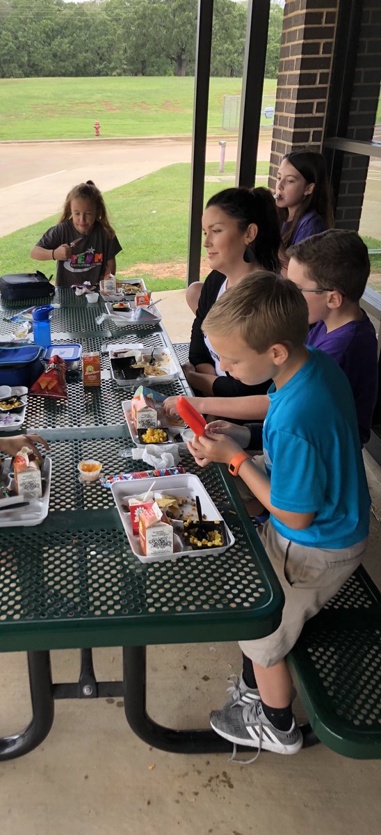 fisher_educator's tweet photo. Great weather calls for an outside picnic. #WeAreStribling #3gradefun https://t.co/AwHo0OQmiA