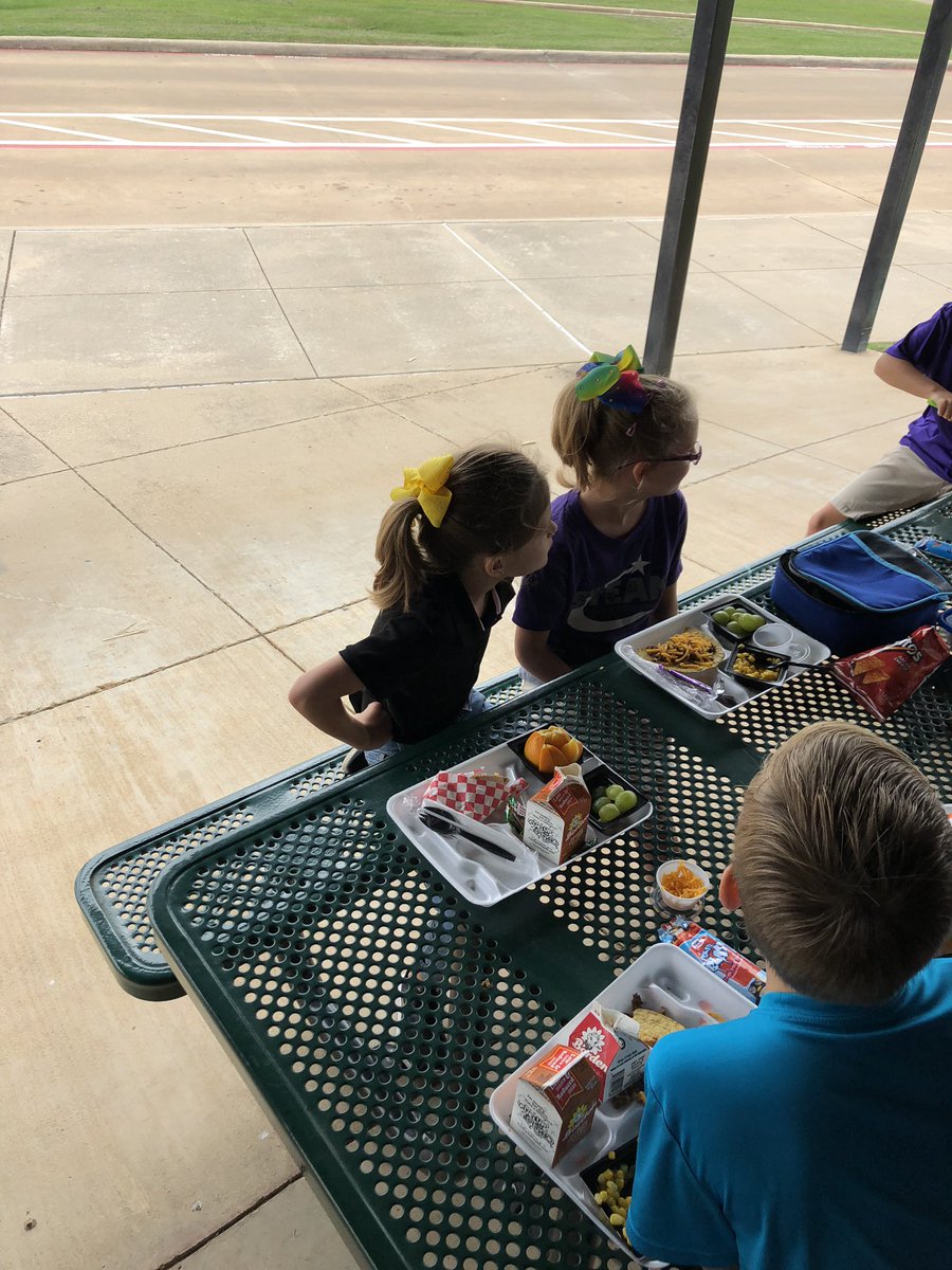 fisher_educator's tweet photo. Great weather calls for an outside picnic. #WeAreStribling #3gradefun https://t.co/AwHo0OQmiA