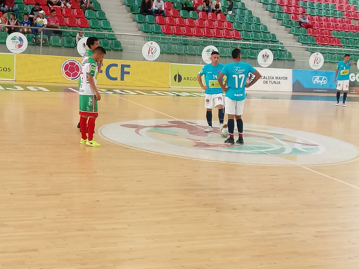 sanpasboyaca's tweet photo. #Futsal Termina el primer tiempo en el Coliseo San Antonio Sanpas Boyacá 1-1 @clubsaetabta #SanpasDeCorazón https://t.co/AM5jNYyR36