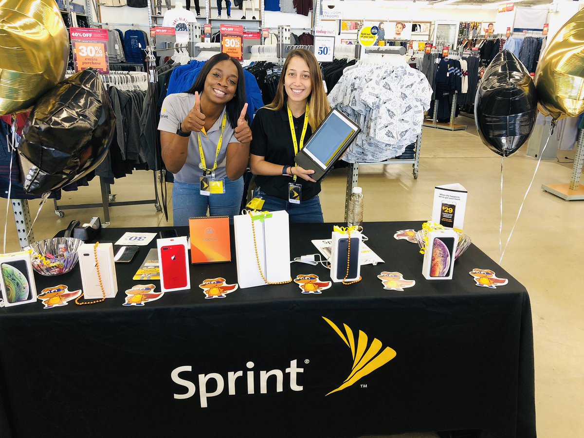 sprintstore1296's tweet photo. Hey guys!! Come on over and visit us at Old Navy! Our beautiful ladies are waiting for you๐ค๐ค 3801 Oakwood Blvd
Hollywood, FL 33020
United States #sprint #sprintready #sprintfab #oldnavy #saturday #iphone #samsung #sst #sprintsaysthanks #sprintway https://t.co/gJ7vPQMkC4