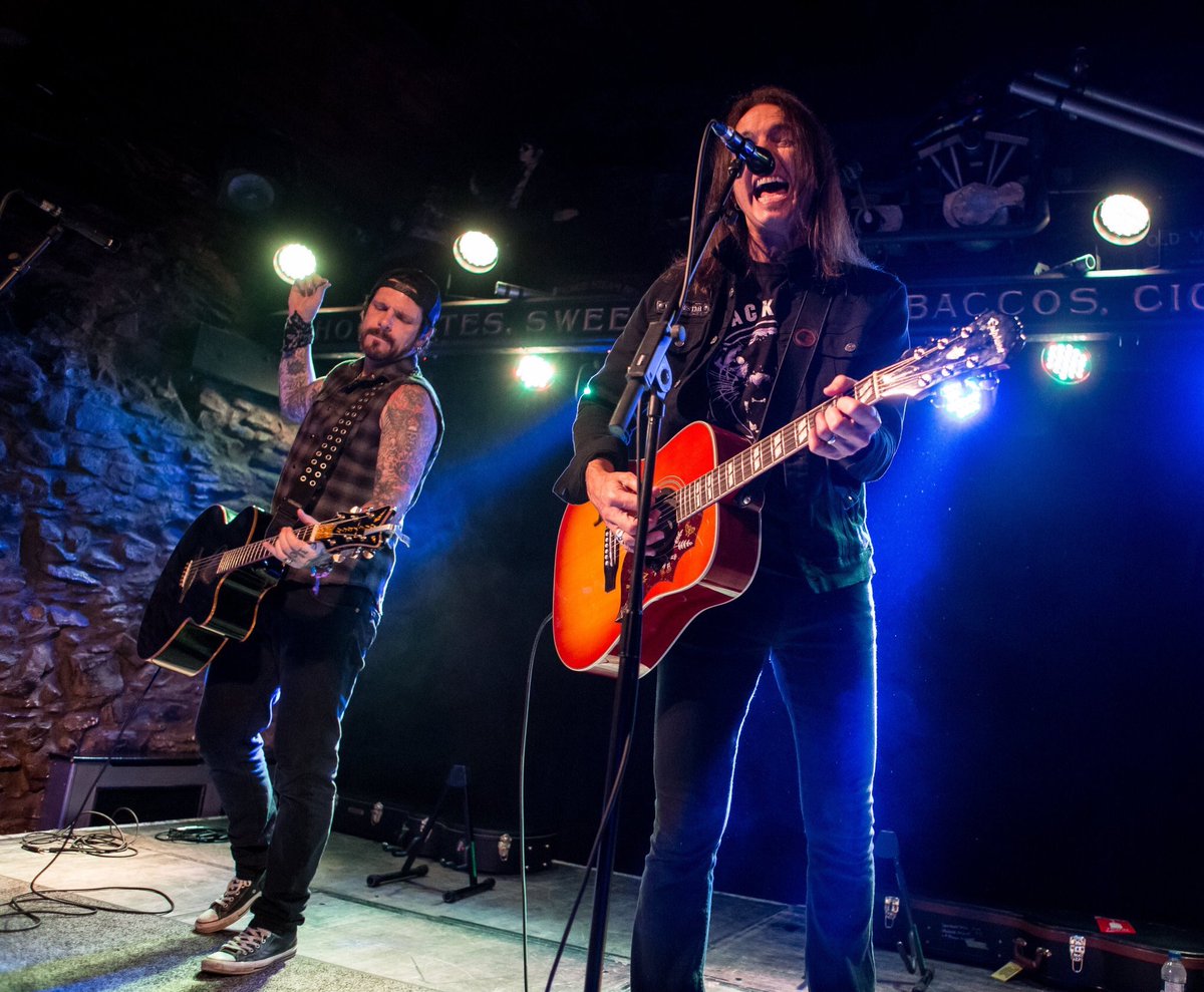 DamonJOfficial's tweet photo. This run of Warwick/Johnson shows is hands down my favorite we’ve ever done. The earlier European dates were fantastic, and these U.K. concerts are literally euphoric. Let’s see what you got tonight, Norwich! #warwickjohnson @rickywarwick @Epiphone https://t.co/2sUaReuOJn