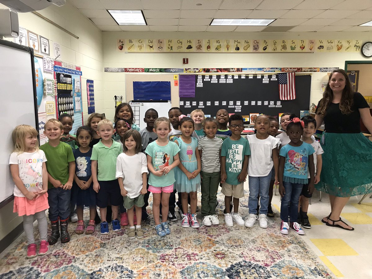 mceskteacher's tweet photo. Green! #colordays #green #Kindergarten #mcesrocks #PowerofthePride #oneCCPS https://t.co/97HKWeIFV5