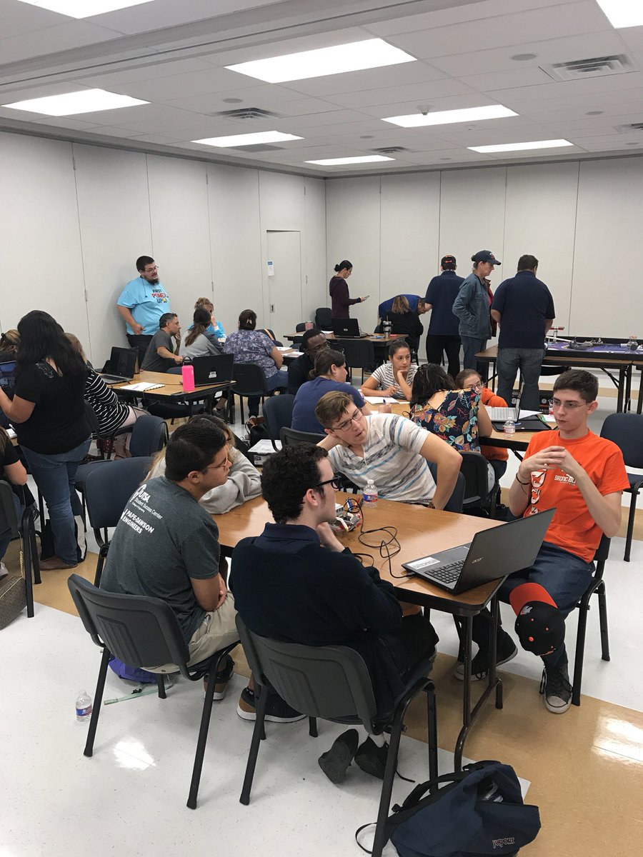 NISDElemScience's tweet image. Students teaching teachers!!!! #nisdrobotics #thisisnorthside